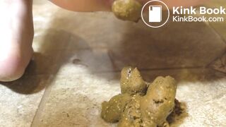 Ma nana doit faire caca, elle se soulage devant moi