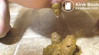 Ma nana doit faire caca, elle se soulage devant moi