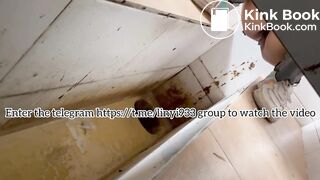 Beautiful women pooping in the toilet 58