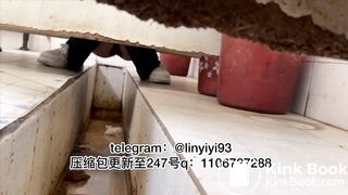 Beautiful women pooping in the toilet 53