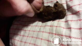 Regarde-moi faire caca sur mon zizi et éjaculer dessus 2x