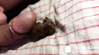 Regarde-moi faire caca sur mon zizi et éjaculer dessus 2x