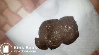 Un beau gros caca tout chaud me dilate l'anus, je me fais plaisir dessus