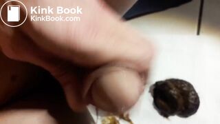 Une décharge fécale inondée de sperme chaud