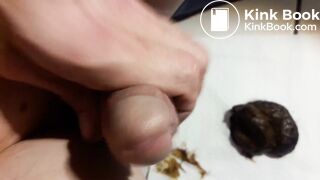 Une décharge fécale inondée de sperme chaud