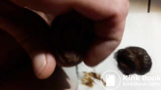 Une décharge fécale inondée de sperme chaud