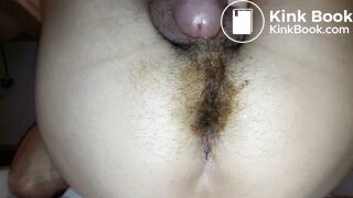 Je joue avec mon petit trou qui doit faire caca, je me soulage complètement