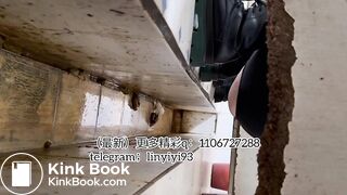 The girl excreted profusely in the toilet 62