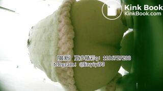 The girl excreted profusely in the toilet 65