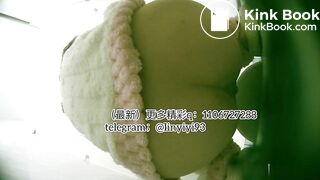 The girl excreted profusely in the toilet 65