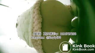 The girl excreted profusely in the toilet 65