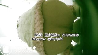 The girl excreted profusely in the toilet 65