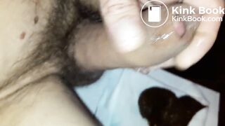 Je pousse une belle pièce fécale sur laquelle j'éjacule