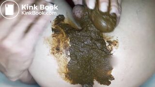 Je me soulage le rectum dans la baignoire, j'écrase et je jouis dans ma merde