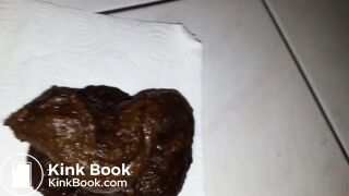 Après avoir fait un bon gros caca, je joue avec mon sexe et je jouis dessus très fort