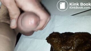 Après avoir fait un bon gros caca, je joue avec mon sexe et je jouis dessus très fort