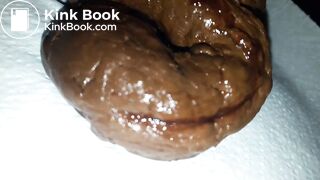 Trois gros cacas me sortent du cul, je jouis sur le dernier