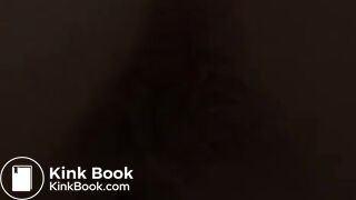 Après le travail, elle fait un beau pipi et un très gros caca