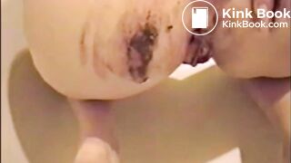 Blonde girl shit and smear it on her butt