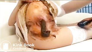 Caca sur le canapé blanc