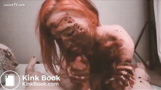 Süßes Girl spielt mit Kaviar - Une rousse souillon dfque sur les testicules de son jules