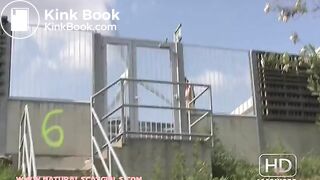 poepen en plassen buiten op trap