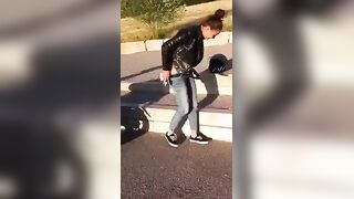 Jugendliche scheisst und pisst Outdoor