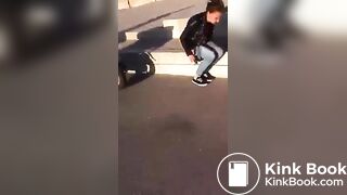 Jugendliche scheisst und pisst Outdoor