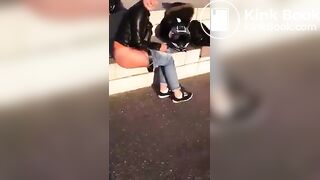 Jugendliche scheisst und pisst Outdoor