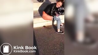 Jugendliche scheisst und pisst Outdoor