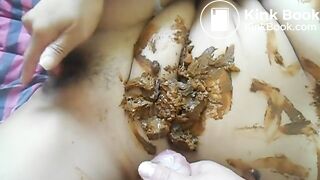 Auf den Bauch gekackt und abgespritzt