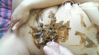 Auf den Bauch gekackt und abgespritzt