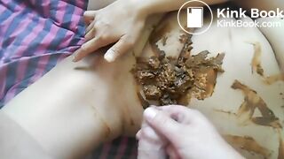 Auf den Bauch gekackt und abgespritzt