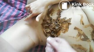 Auf den Bauch gekackt und abgespritzt