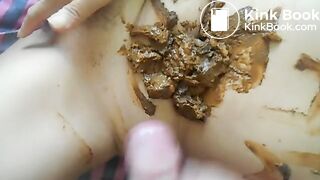 Auf den Bauch gekackt und abgespritzt