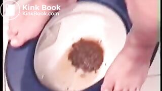 Pregnant girl pooping