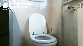 beautiful babe solo pooping