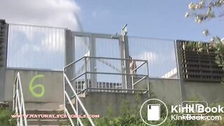 NSG brune shitting escalier