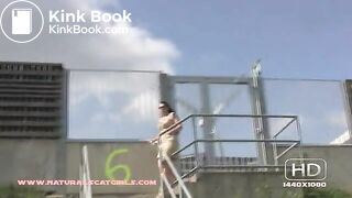 NSG brune shitting escalier