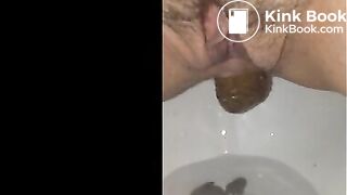 Argentine GF Shitting on toilet
