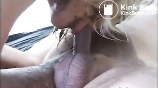 Une blonde soumise avale de gros tas de matière fécale