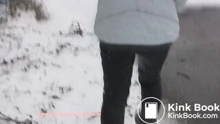 NSG good brune pooping neige