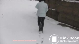 NSG good brune pooping neige