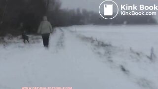 NSG good brune pooping neige