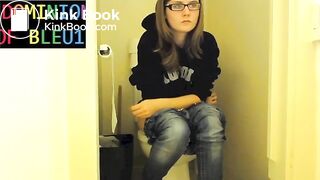 Girls Toilet Shitting_1