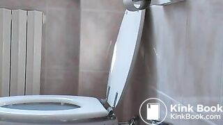 blond scat in bidet