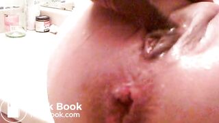 Fingering her dirty ass