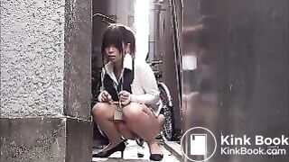 Japanese Girls Outdoor Poop