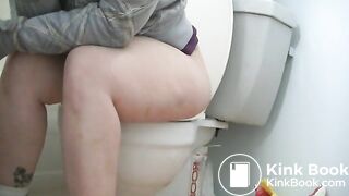 BBW girl pooping