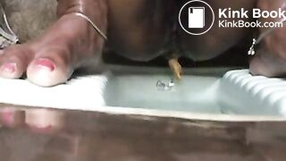 indian women pooping